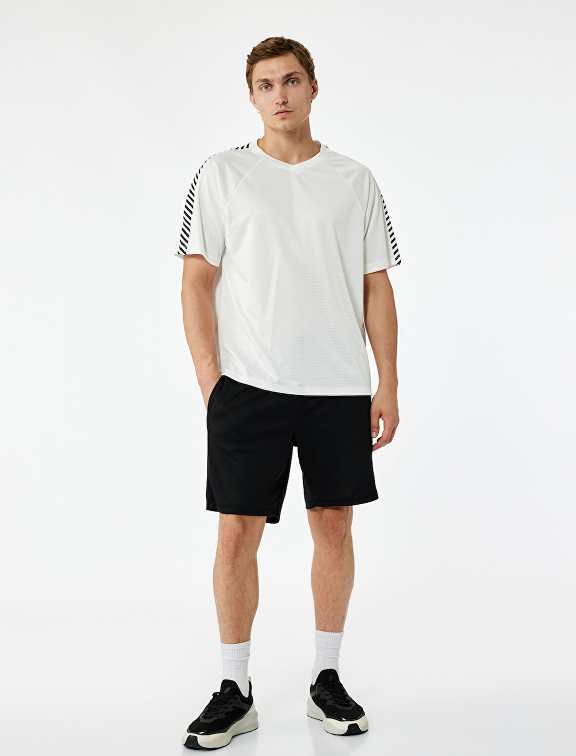 Rahat Kesim Geometrik Baskılı Kısa Kollu V Yaka Spor Tişört