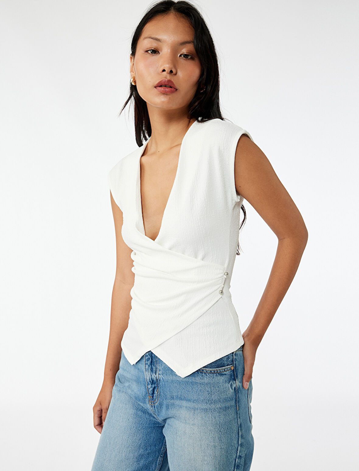 Bürümcük Slim Fit Metal Aksesuarlı Kruvaze Yaka Kolsuz Tişört