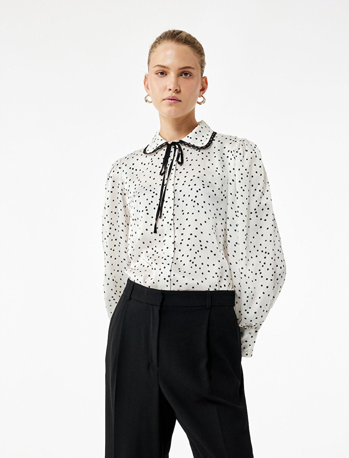 Uzun Kollu Bağlama Yaka Detaylı Puantiyeli Şifon Gömlek