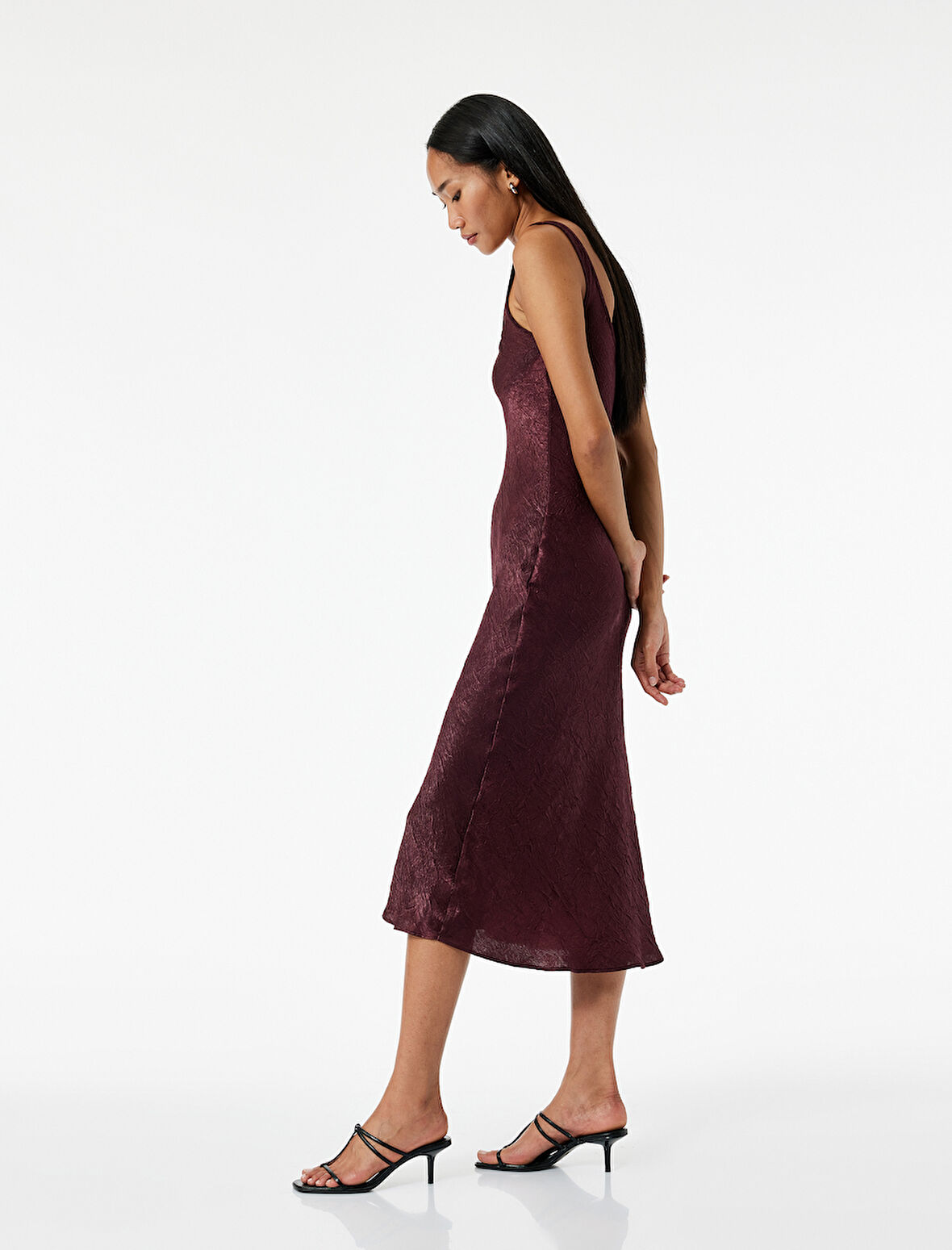 Slim Fit Kolsuz U Yaka Kalın Askılı Uzun Saten Elbise