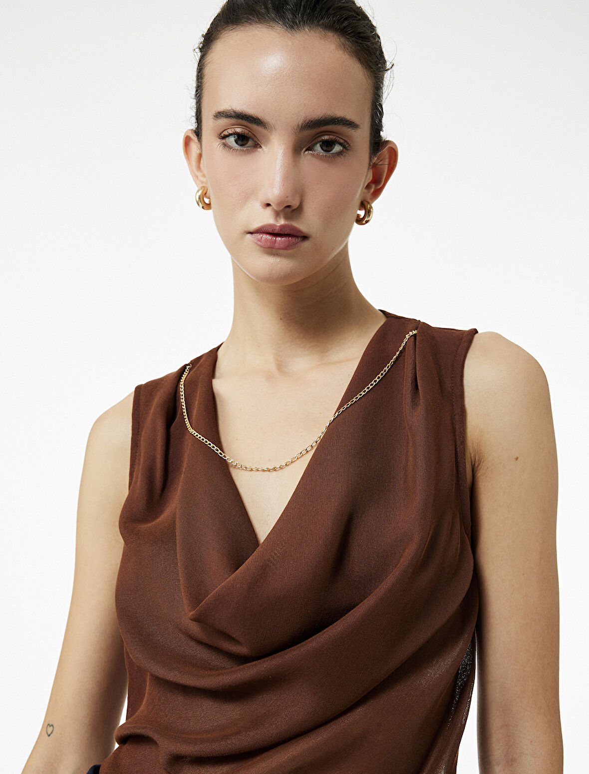 Viskon Kumaş Zincir Detaylı Degaje Yaka Kolsuz Bluz