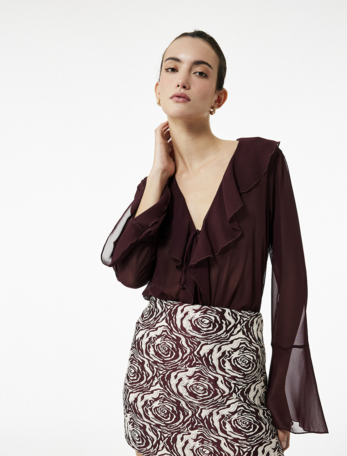 Yarı Transparan Bağlama Detaylı Uzun Kollu V Yaka Fırfırlı Şifon Gömlek