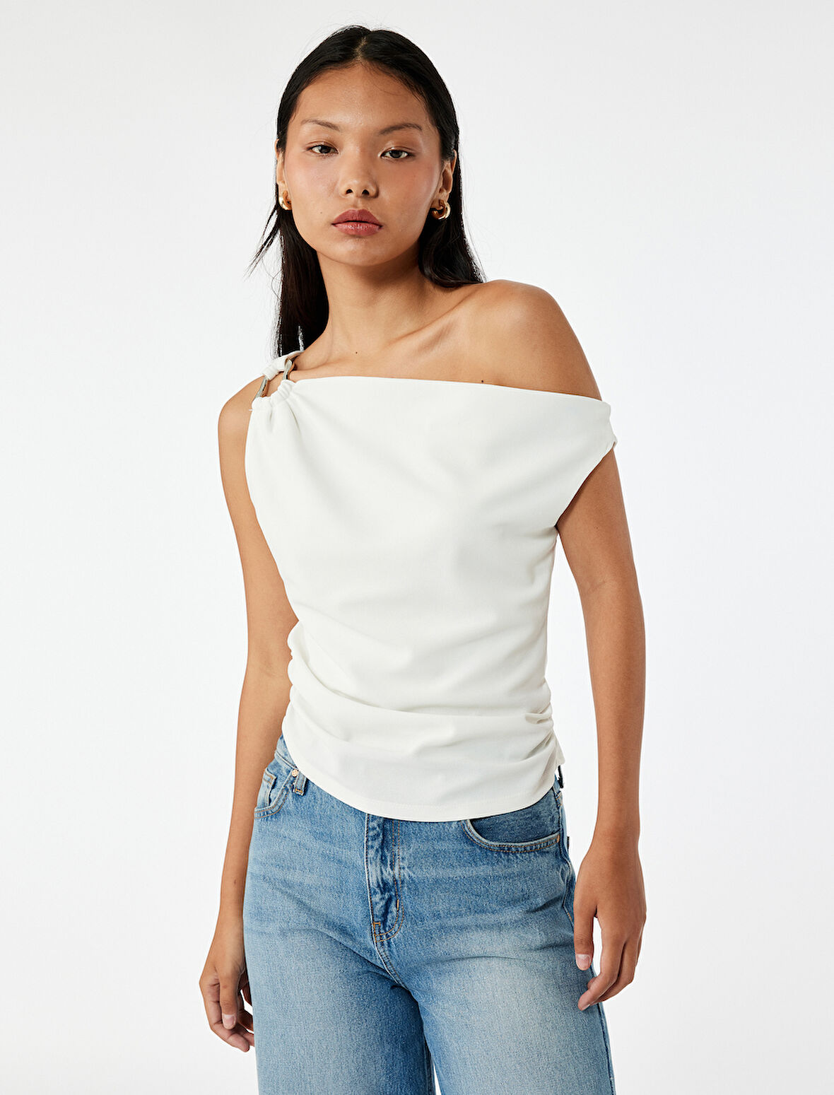 Slim Fit Metal Aksesuarlı Drapeli Asimetrik Yaka Kolsuz Bluz