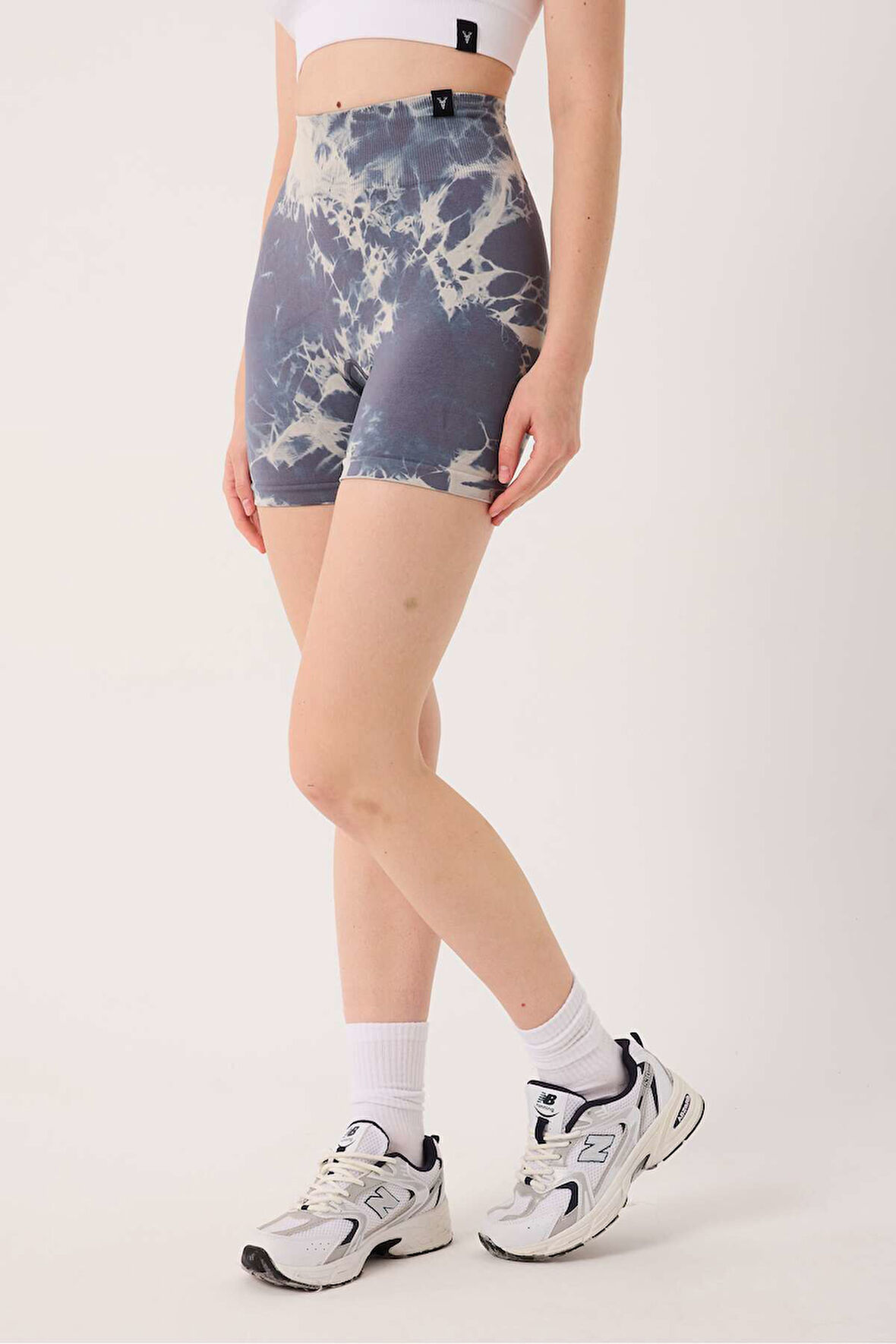 Spor Şort Batik Desenli Dikişsiz Esnek ve Toparlayıcı Push Up Kısa Şort