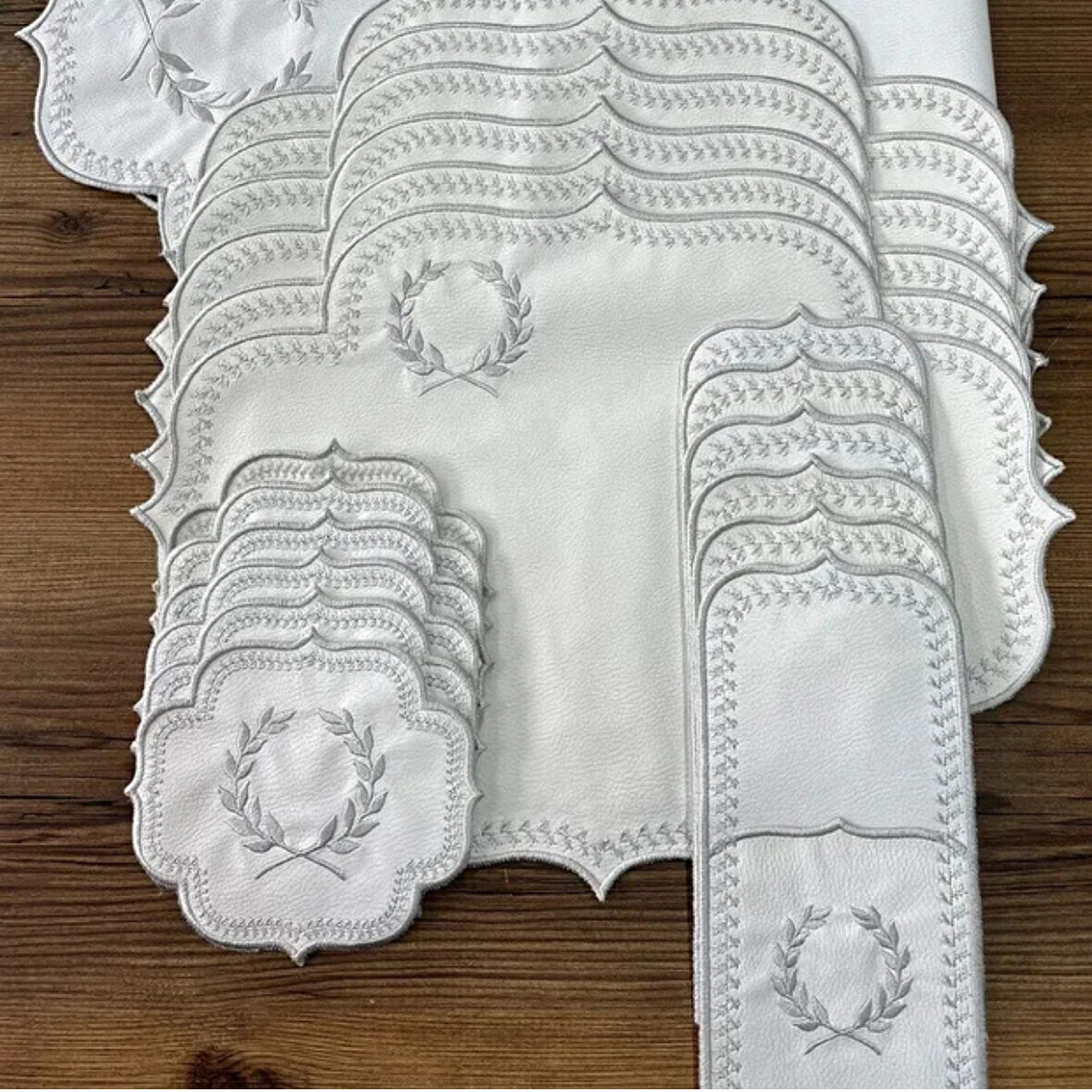 Mucit Home Amerikan Servis Ve  Masa Örtüsü 6 Kişilik 19 Parça Runner Seti Nakışlı Yemek Sunum Takımı