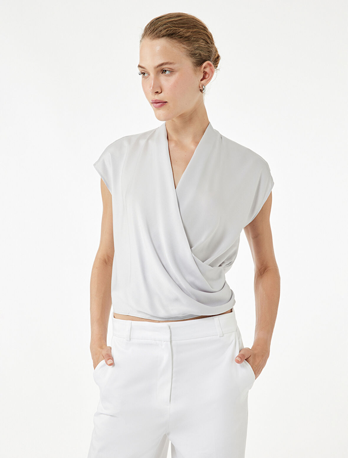 Regular Fit Dökümlü Drapeli Kolsuz Kruvaze Bluz