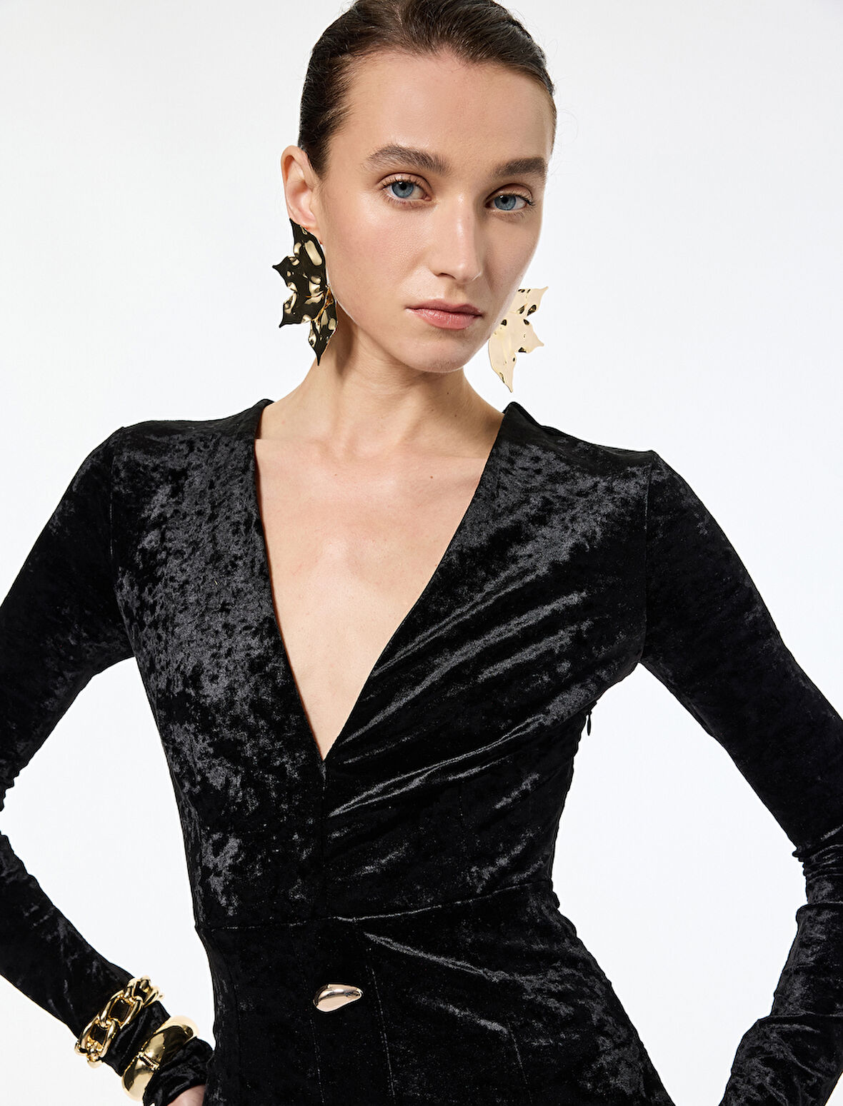 V Yaka Uzun Kollu Metal Aksesuarlı Slim Fit Kadife Elbise