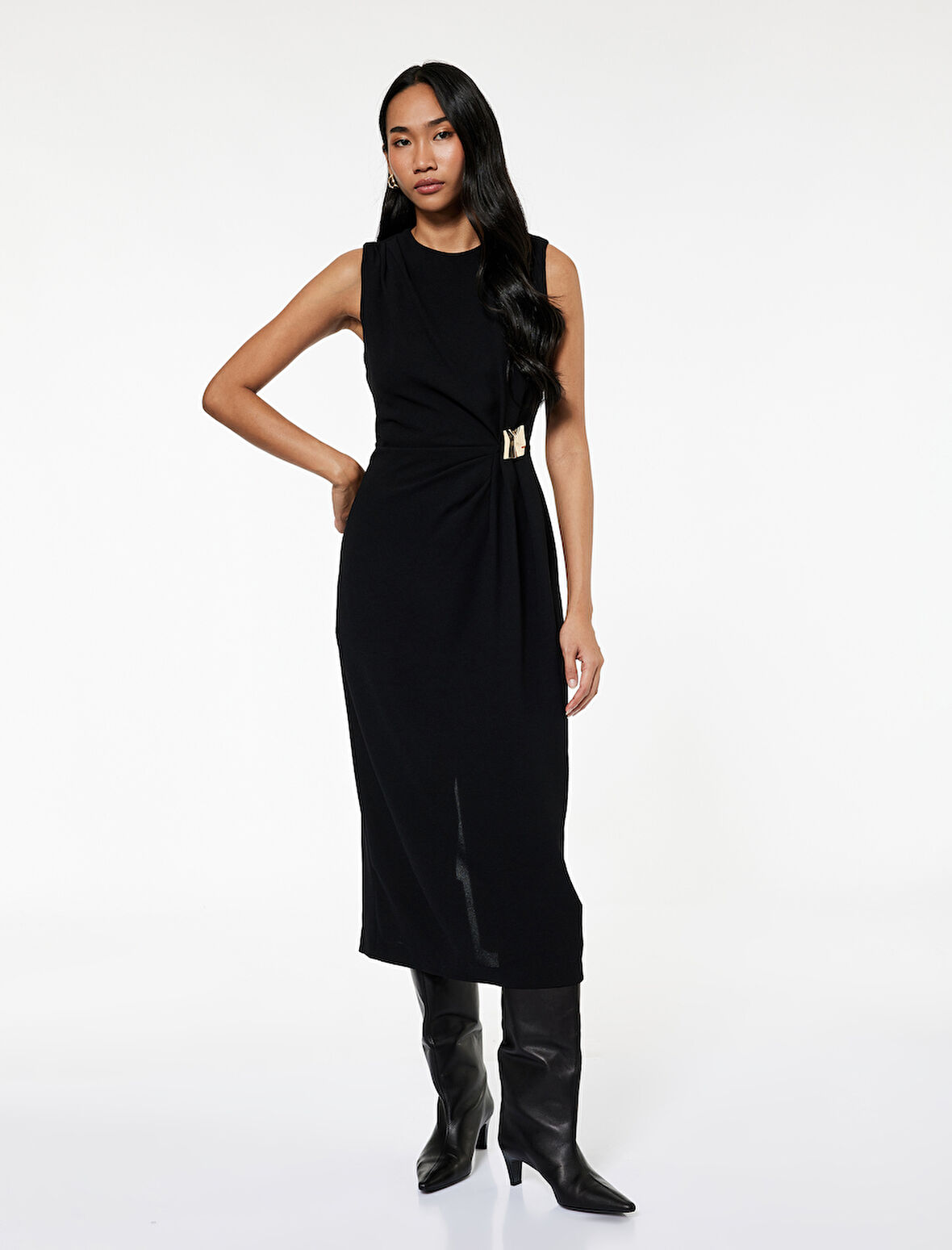 Krep Kumaş Drapeli Aksesuar Detaylı Bisiklet Yaka Kolsuz Midi Elbise