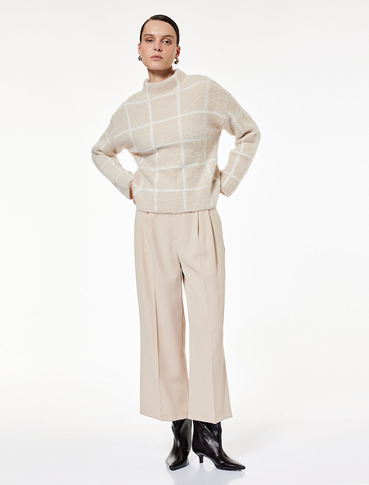 Pile Detaylı Düz Geniş Kısa Paça Kumaş Pantolon