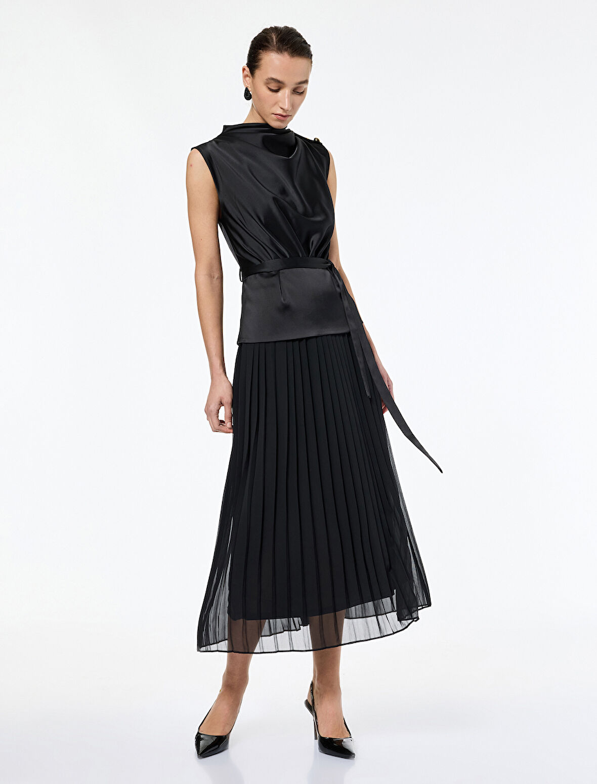 Kolsuz Dik Yaka Kuşak Detaylı Uzun Piliseli Saten Elbise