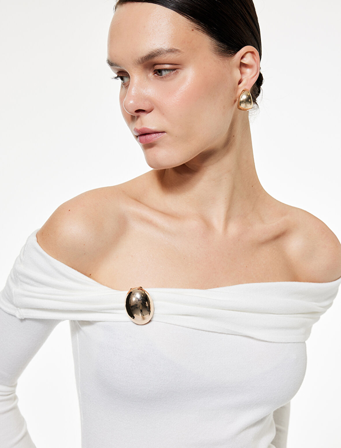 Aksesuar Detaylı Uzun Kollu Omuzu Açık Madonna Yaka Triko Kazak