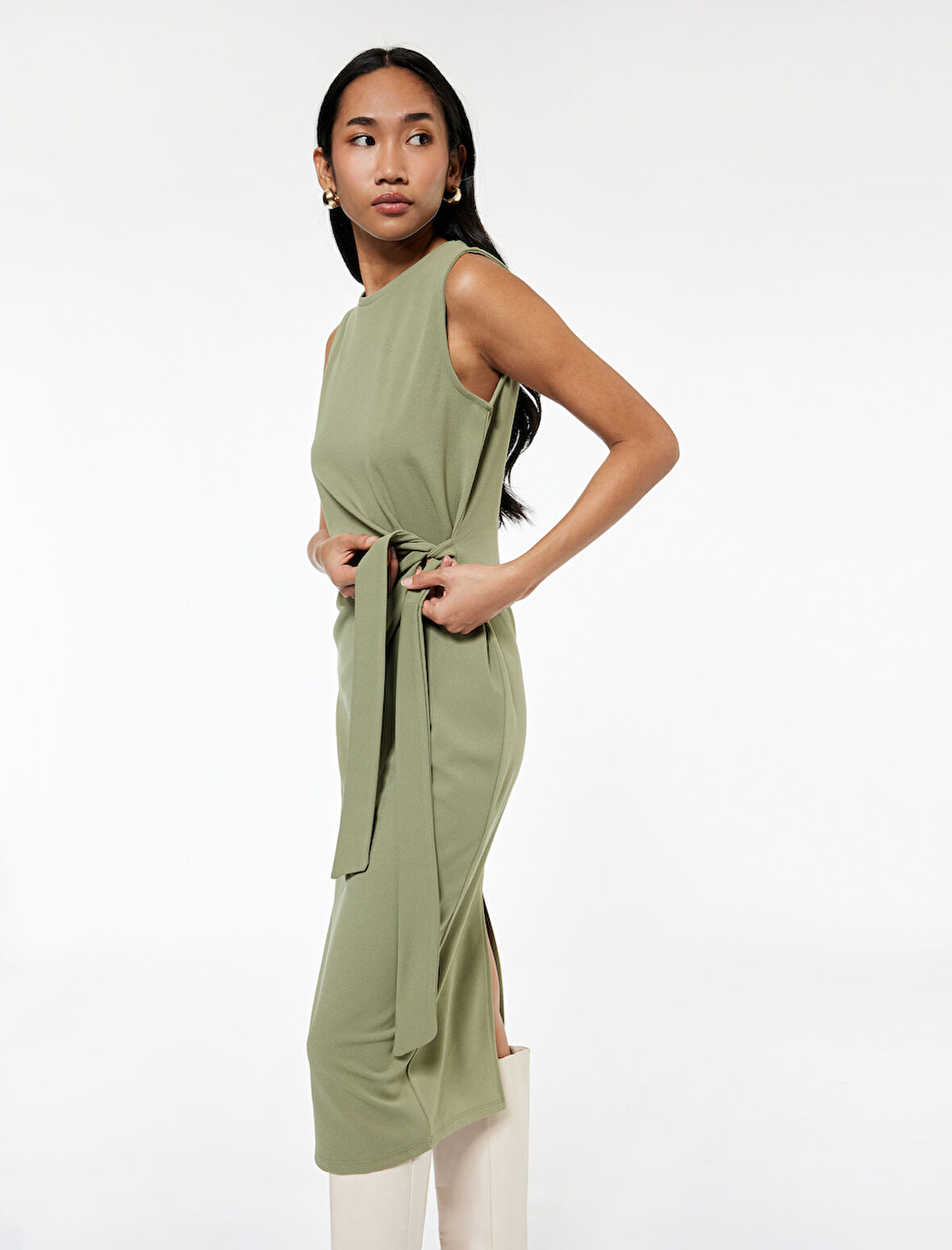 Krep Kumaş Bisiklet Yaka Kolsuz Bağlama Detaylı Midi Boy Kalem Elbise