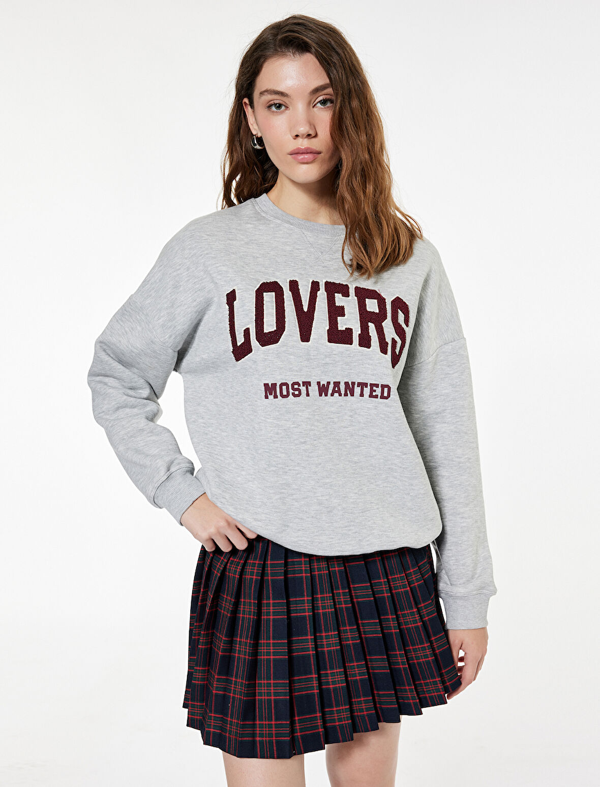 Uzun Kollu Bisiklet Yaka Peluş Aplike Detaylı Baskılı Sweatshirt