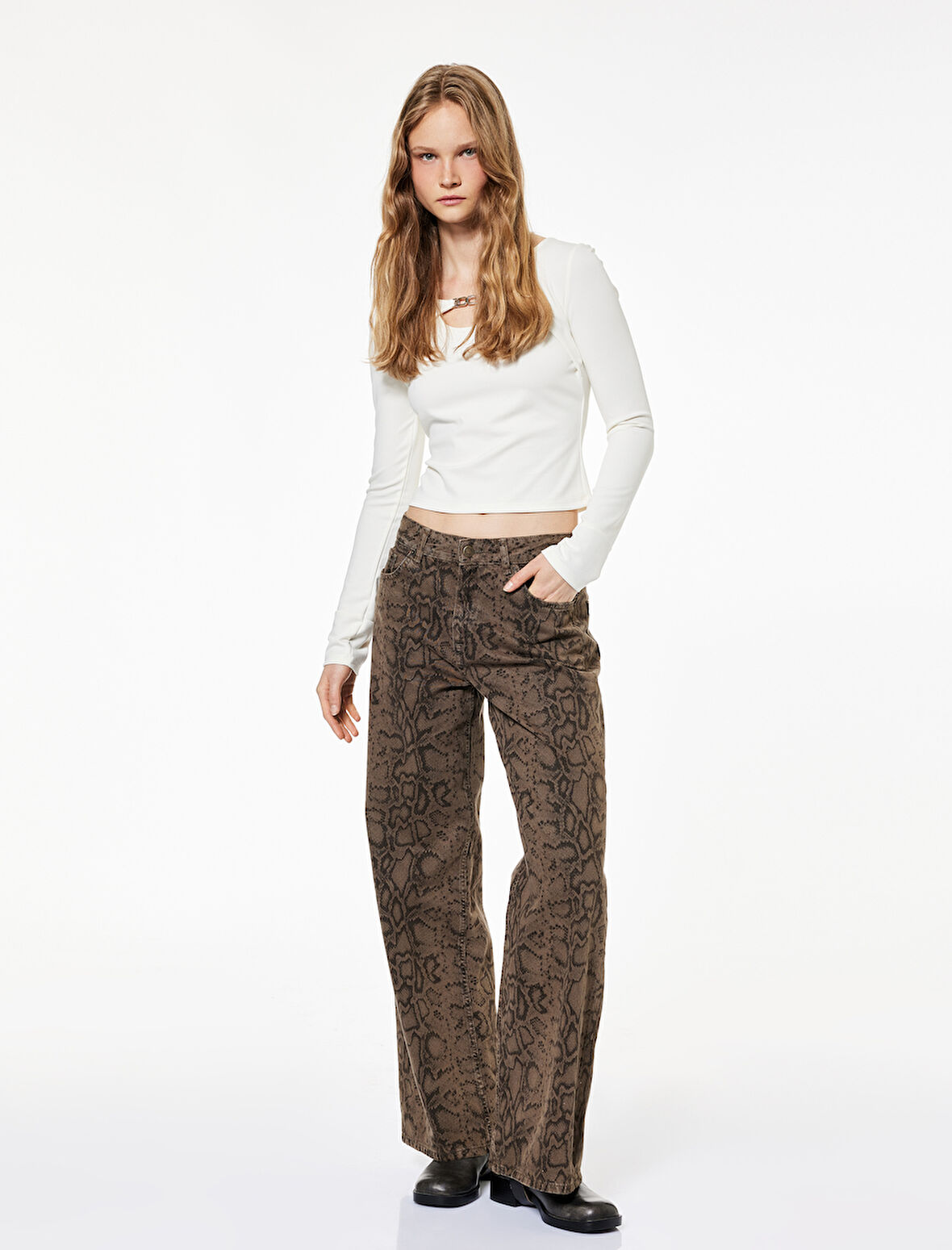 Slim Fit Uzun Kollu Metal Aksesuarlı Pencere Detaylı Halter Yaka Tişört