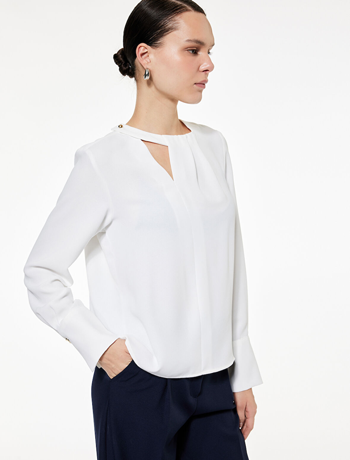 Metal Aksesuarlı Pencere Detaylı Asimetrik Yaka Uzun Kollu Krep Bluz