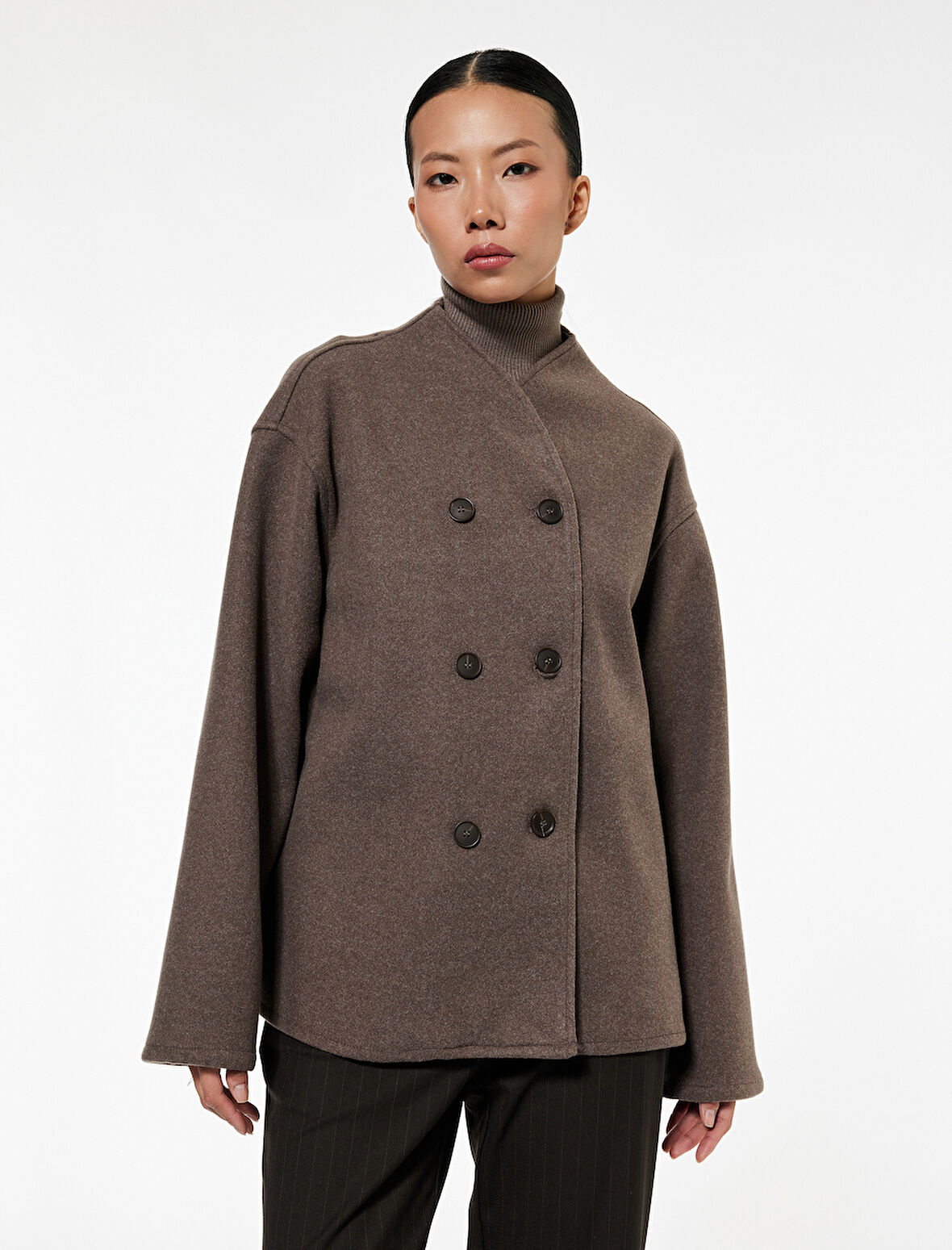 Uzun Kollu Dik Yaka Düğmeli Kruvaze Kaşe Ceket