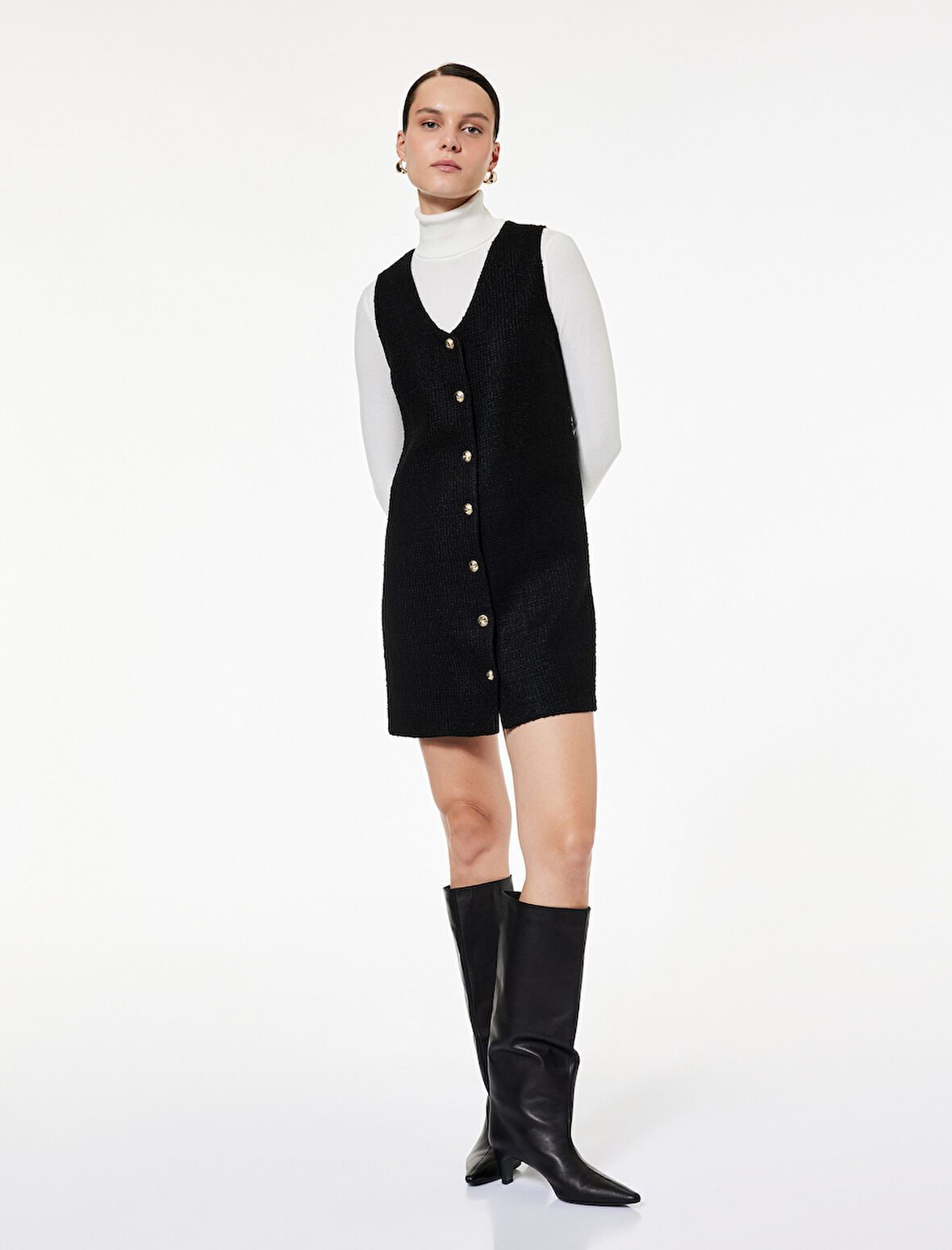 V Yaka Kolsuz Düğmeli Mini Elbise