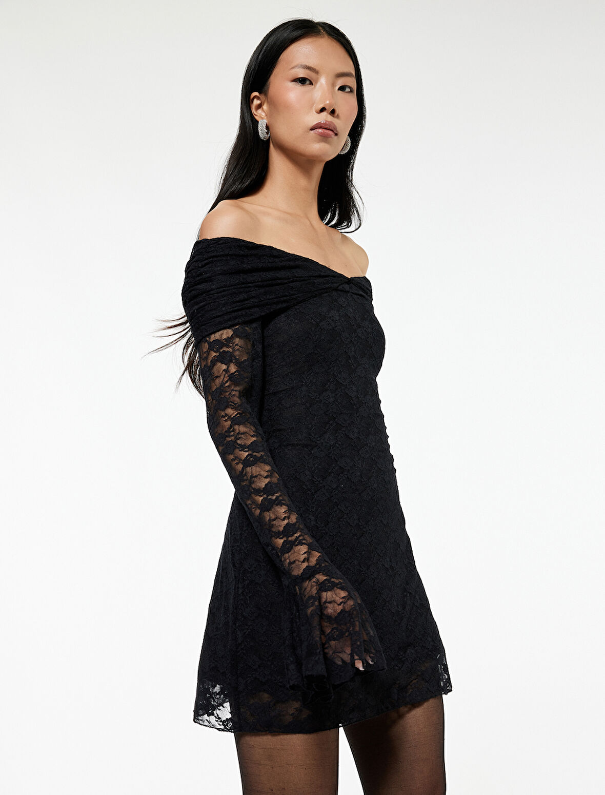 Koton X Sibil Çetinkaya - Kayık Yaka Uzun Kollu Bodycon Mini Dantelli Elbise