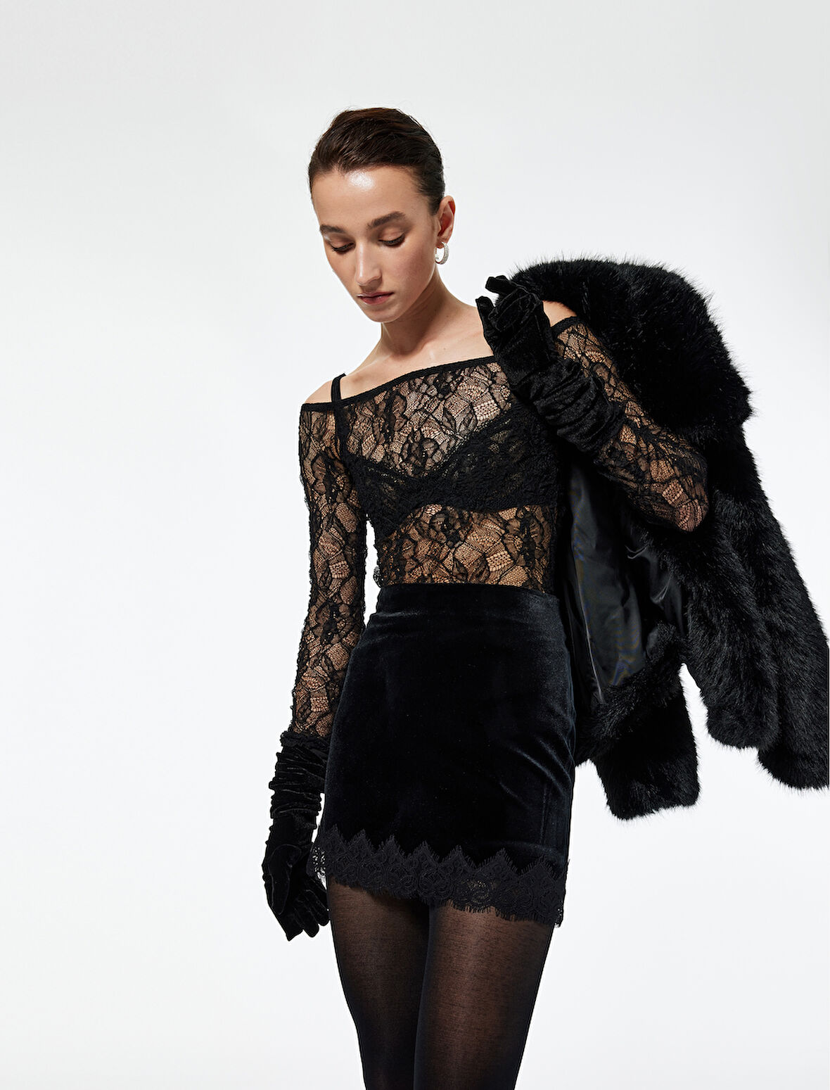 Dantel Detaylı Kadife Mini Etek