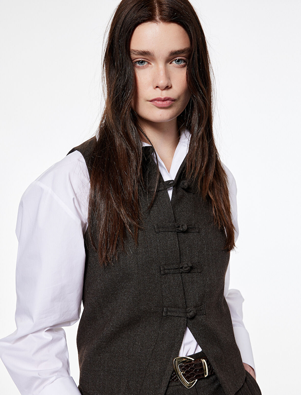 Koton X Şahika Ercümen - İlmek Kapama Detaylı Yuvarlak Yaka Yelek