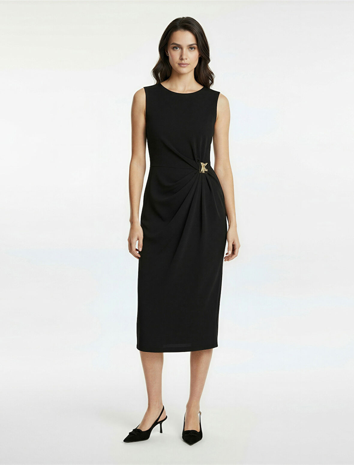 Bisiklet Yaka Yırtmaçlı Kolsuz Aksesuar Detaylı Midi Boy Kalem Elbise