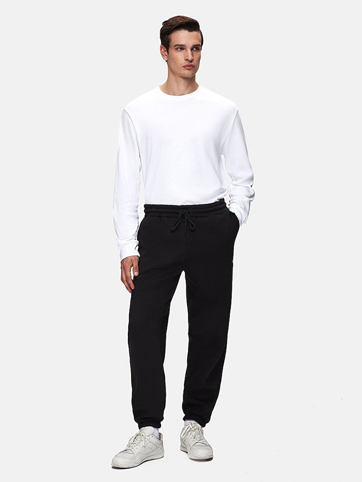 Beli Lastikli Dar Paça Siyah Eşofman