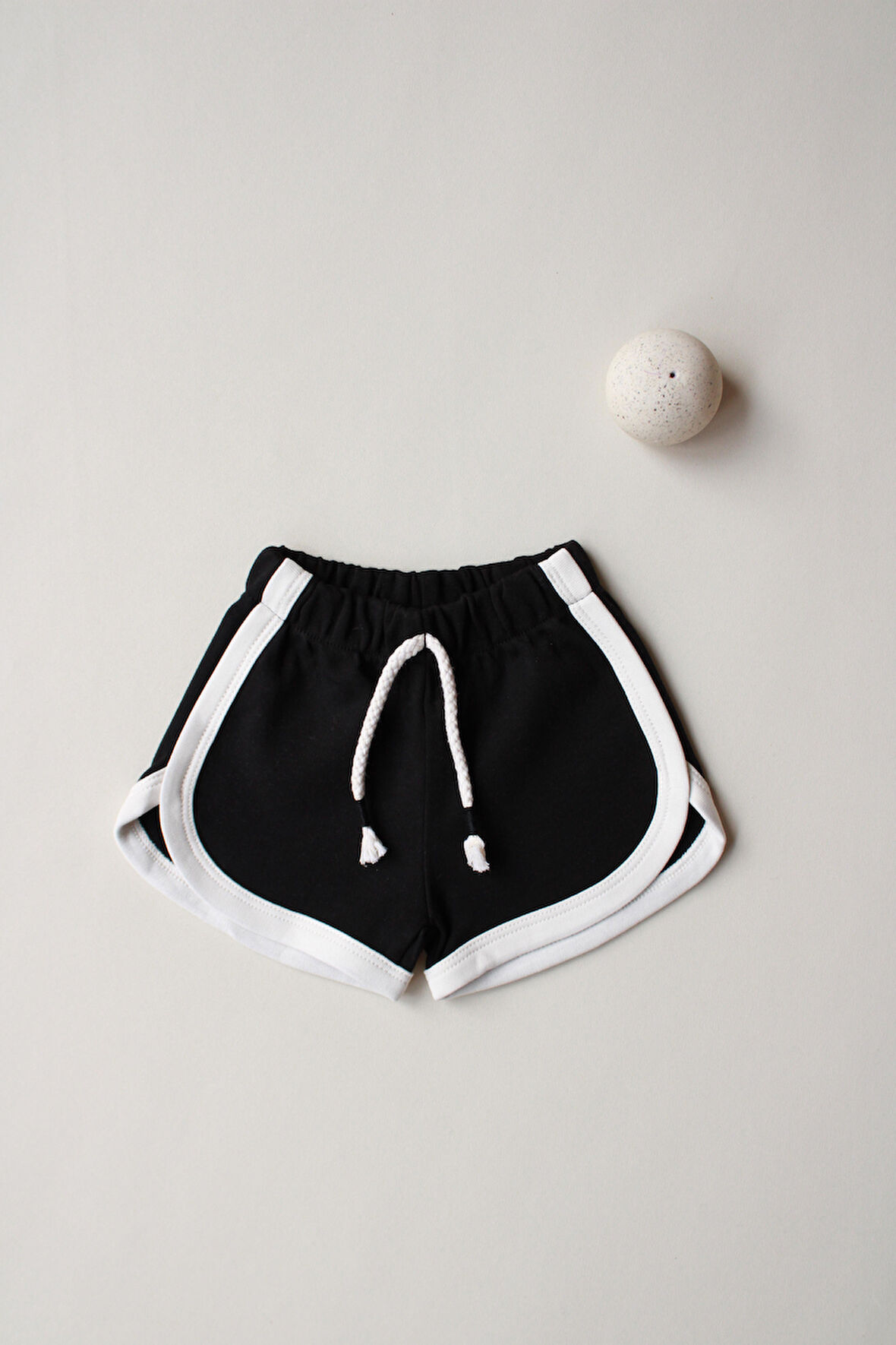 Siyah Biyeli Bağcıklı Şort