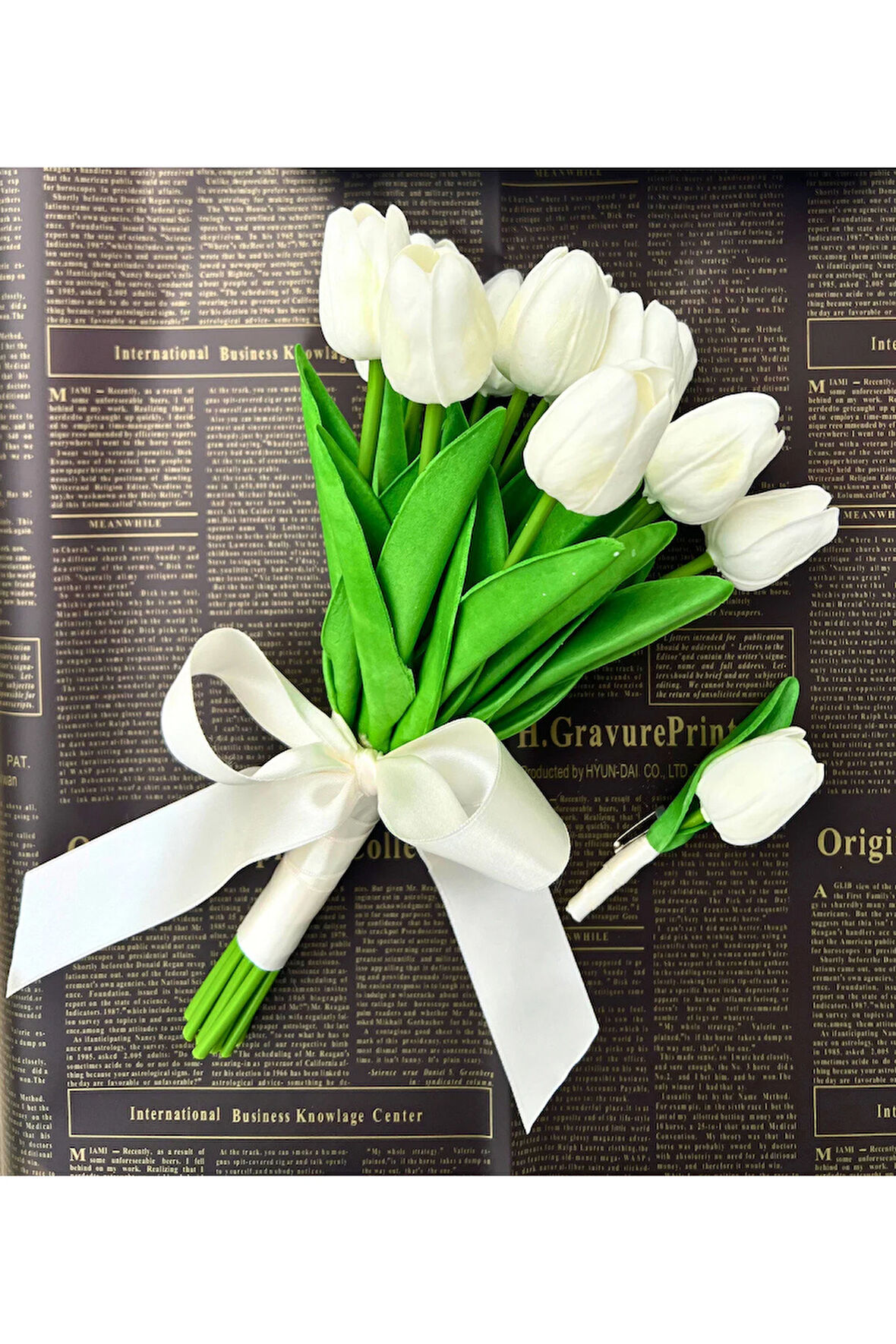 13 Lü Yapay Islak Lale Buket’i Ve Yaka Çiçeği Gerçeksi Doku (YANINDA KEDİ BİBLOSU HEDİYE!)