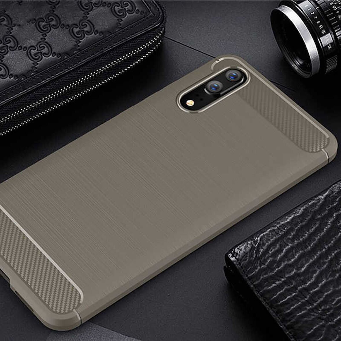 Huawei P20 ile Uyumlu Kamera Korumalı Darbe Önleyici Carbon Brushed Silikon Kılıf
