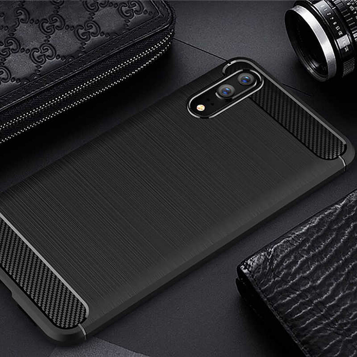 Huawei P20 ile Uyumlu Kamera Korumalı Darbe Önleyici Carbon Brushed Silikon Kılıf