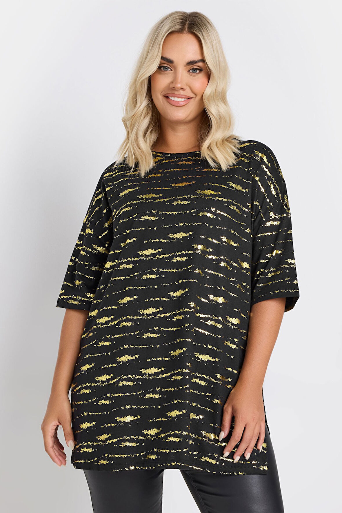 Büyük Beden Kısa Kollu Bisiklet Yaka Baskılı Yırtmaçlı Uzun T-shirt 303664