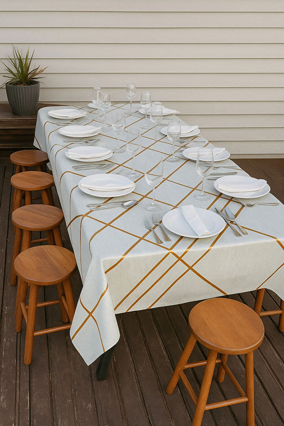 Bej Kırık Beyaz Gold Şerit Desenli Masa Örtüsü – Silinebilir Lüks Muşamba Sofra Bezi