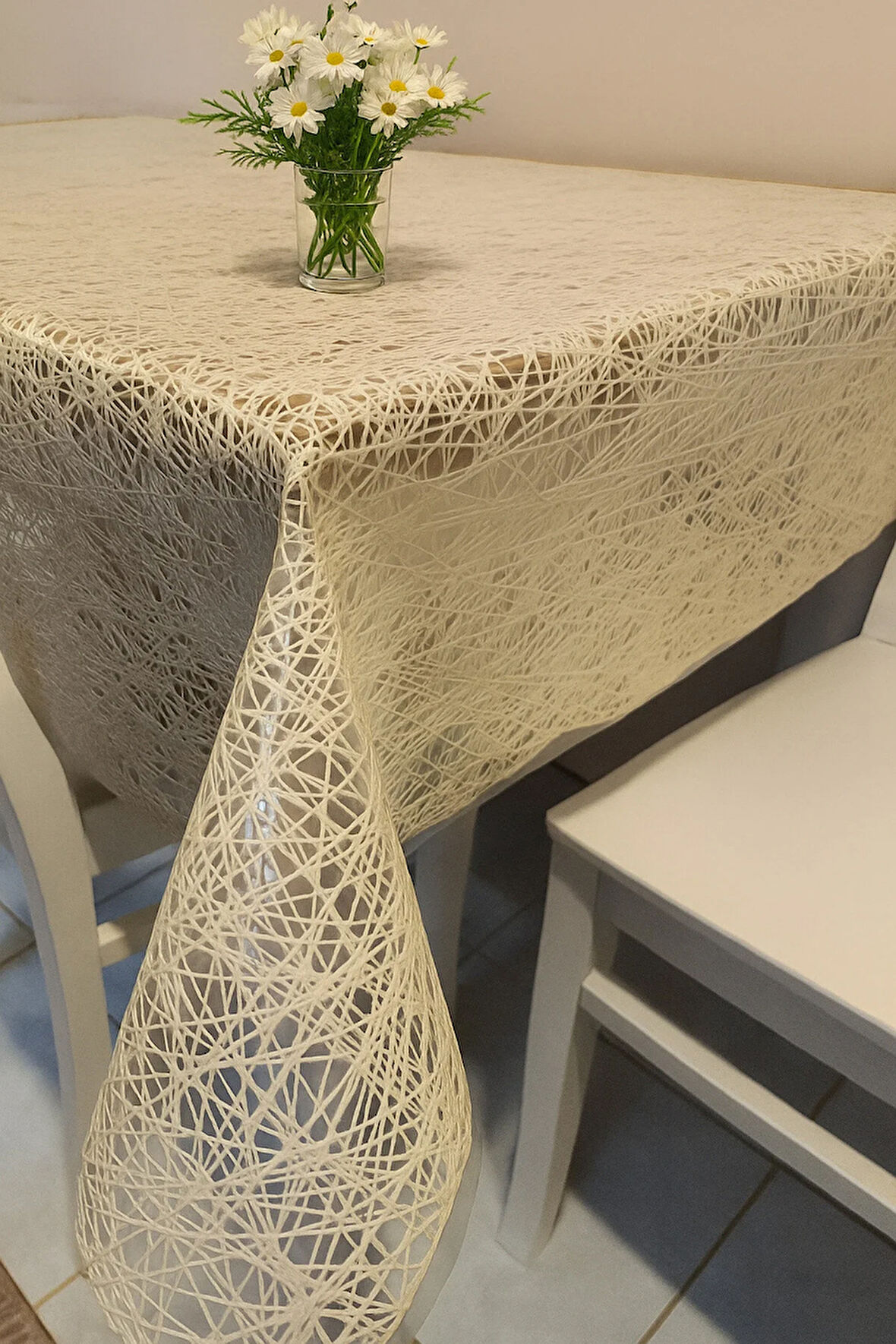 Silinebilir Bej Krem İthal PVC Muşamba Masa Örtüsü – Desenli, Lüks Sofra Bezi