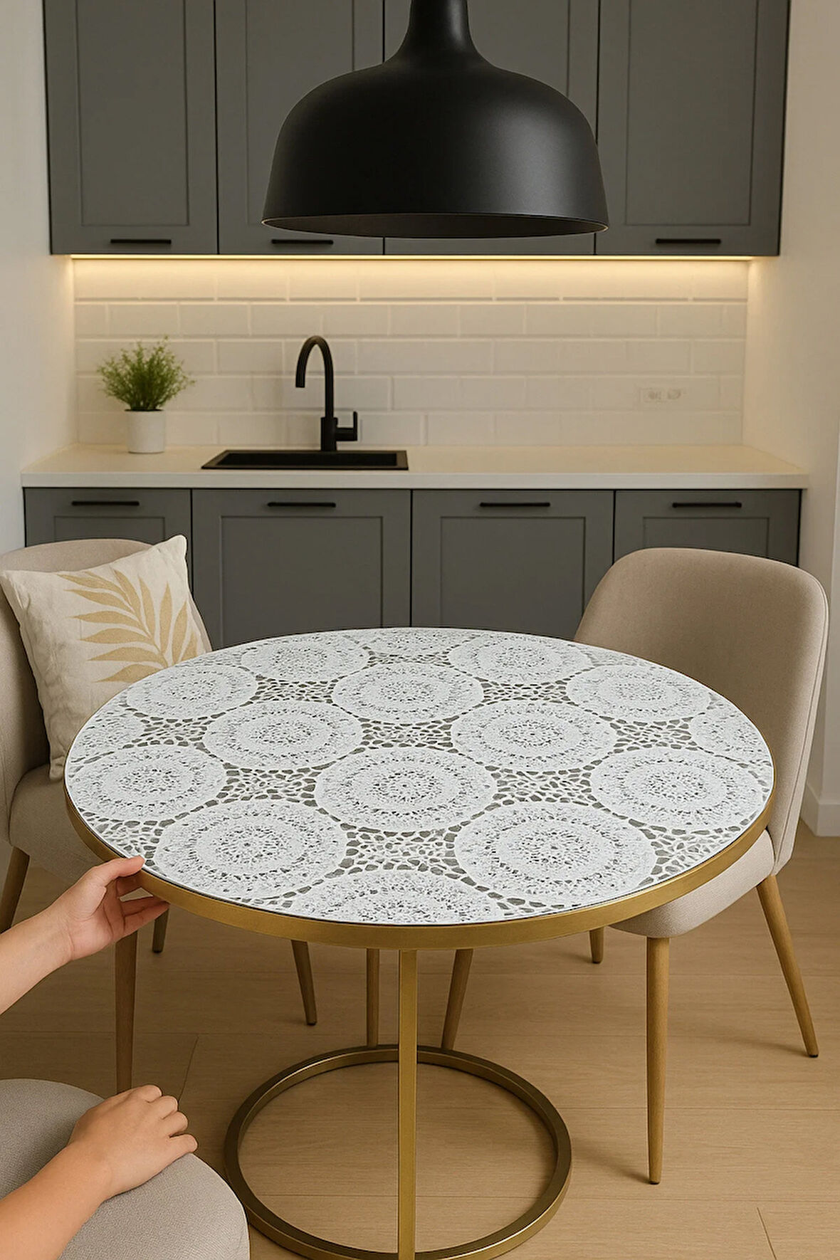 Yuvarlak Orta Sehpa Masa Örtüsü – Hasır Lüks PVC Silinebilir, Çiçek Desenli, Şeffaf