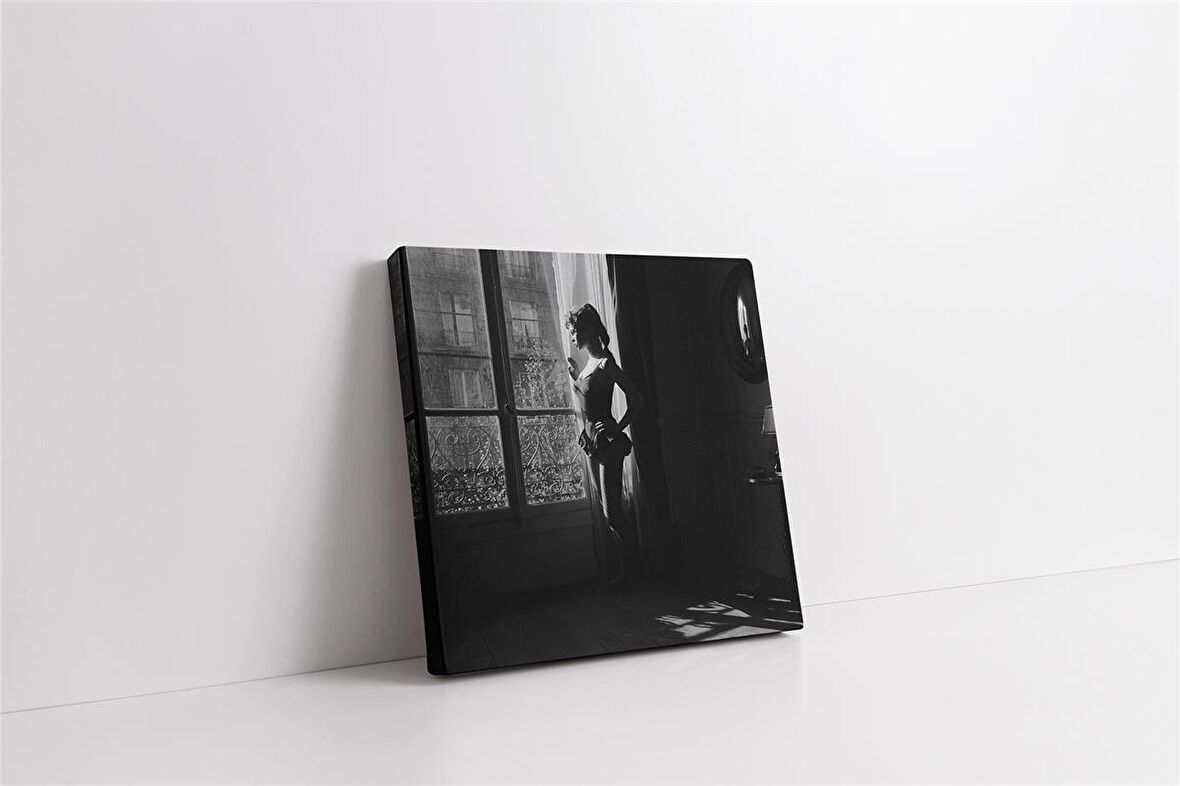 Pencere Önünde Bridgette Bardot Kanvas Tablo