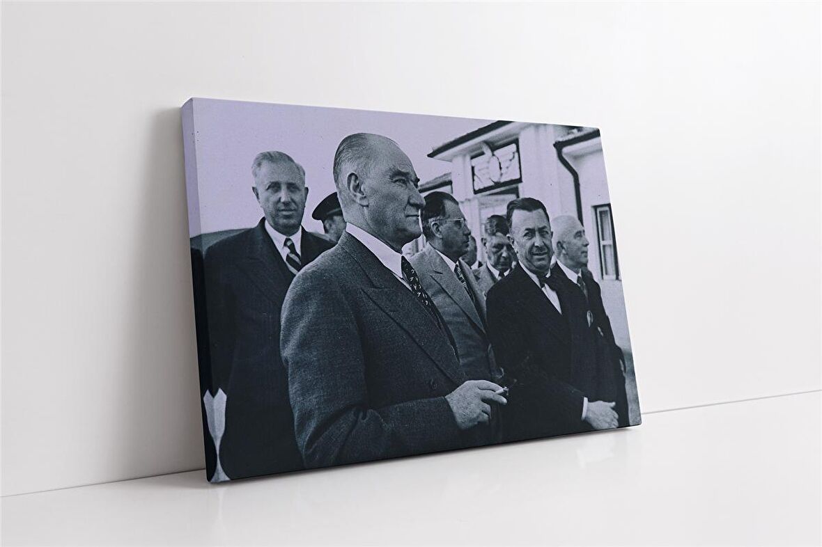 Atatürk Tcdd Önünde