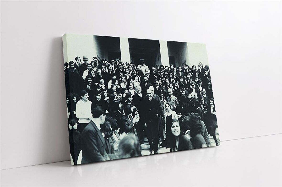 Atatürk Kadınlarla