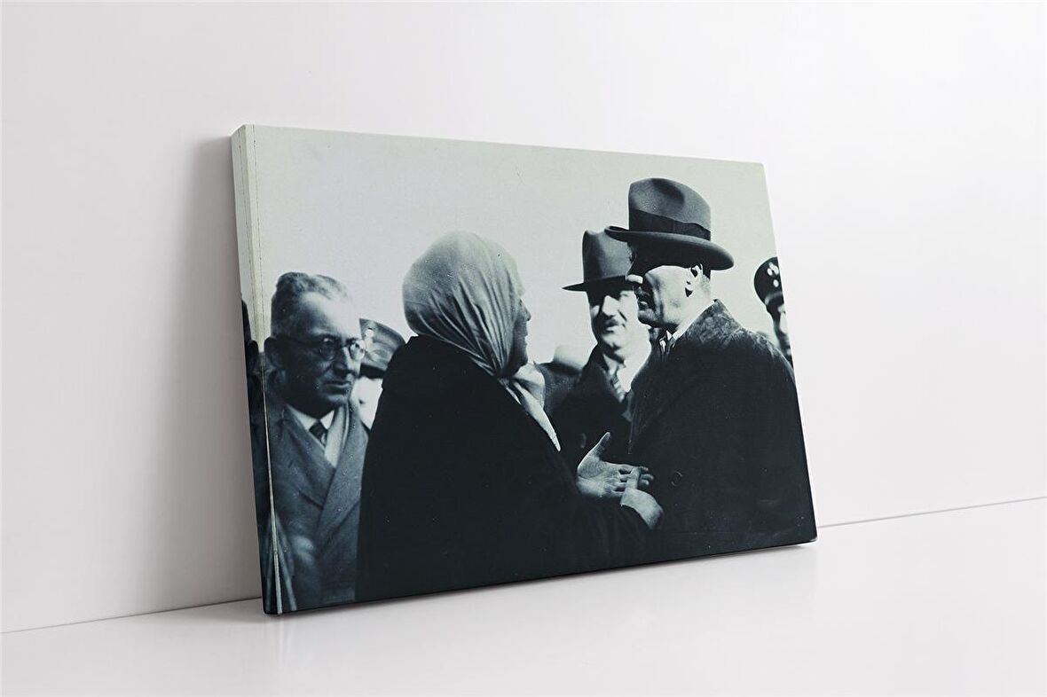 Atatürk Yaşlı Kadınla Konuşurken