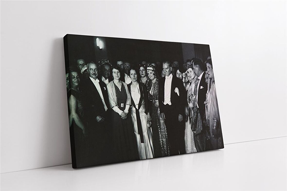 Atatürk Düğünde Poz verirken