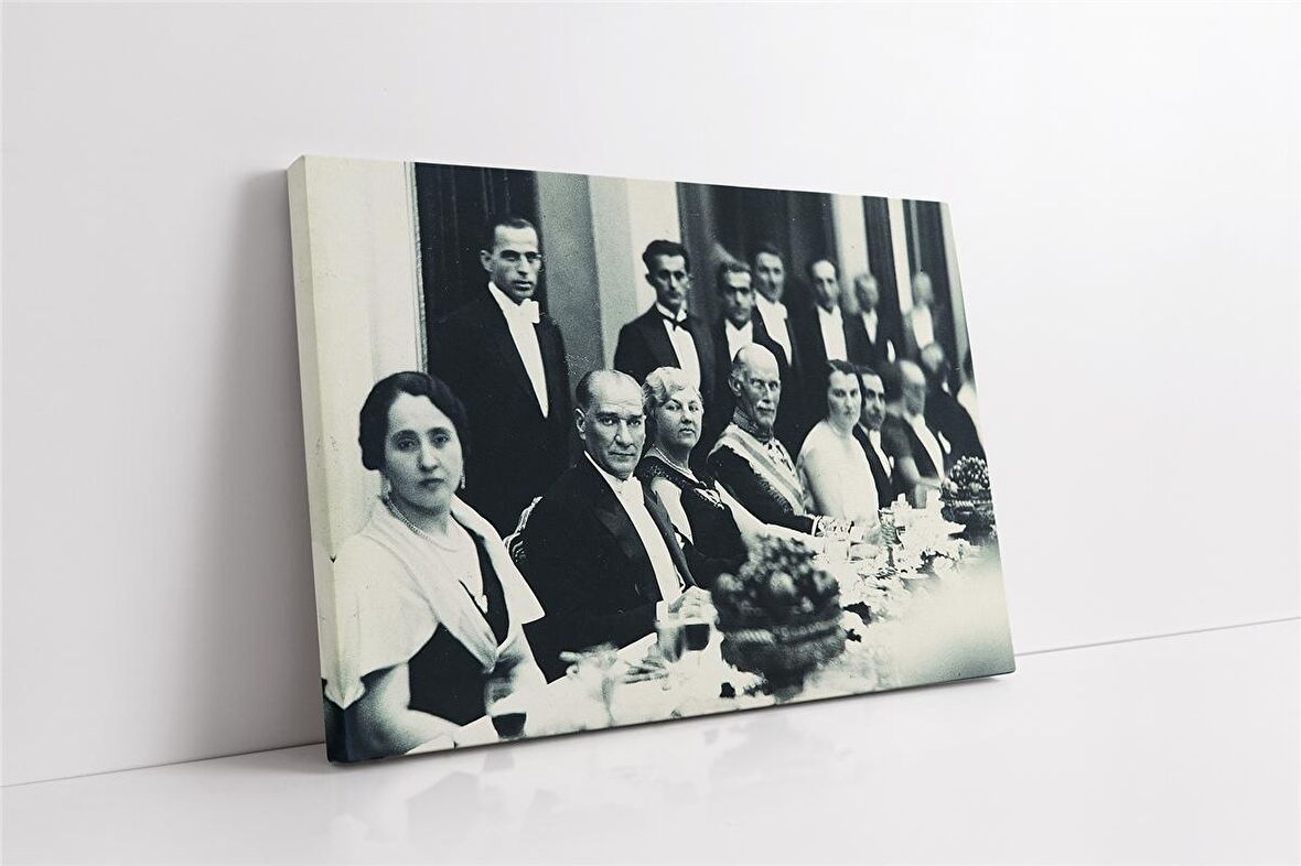 Atatürk Cumhuriyet Balosu Yemeğinde