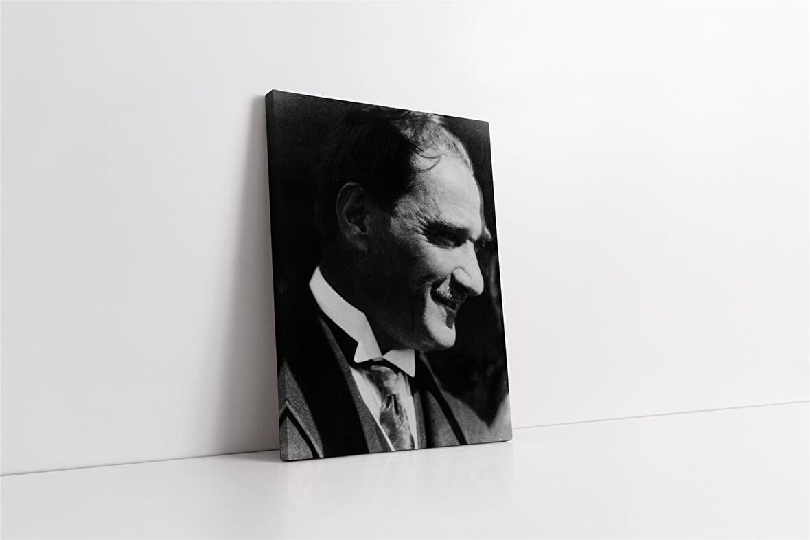 Siyah Beyaz Atatürk Gülerken Portresi