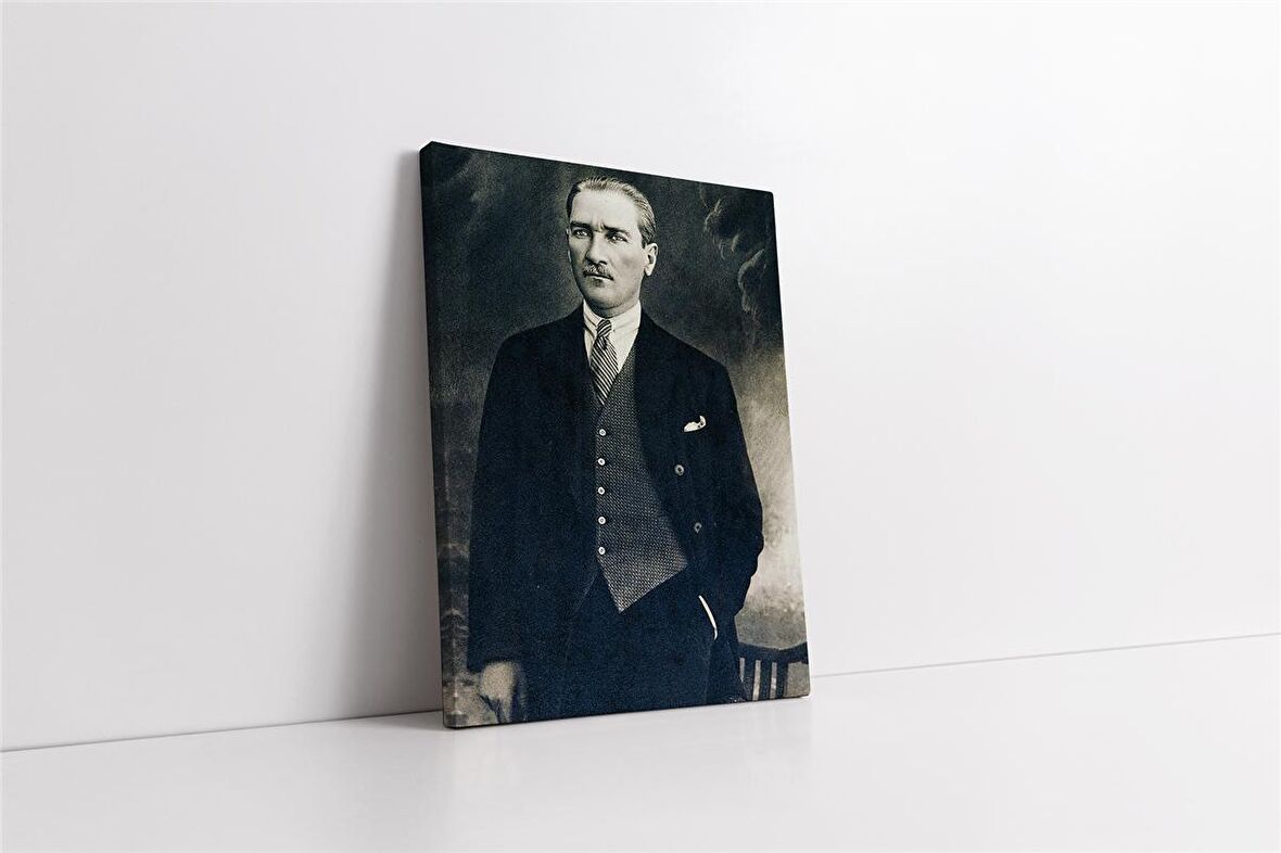 Takım Elbiseli Atatürk