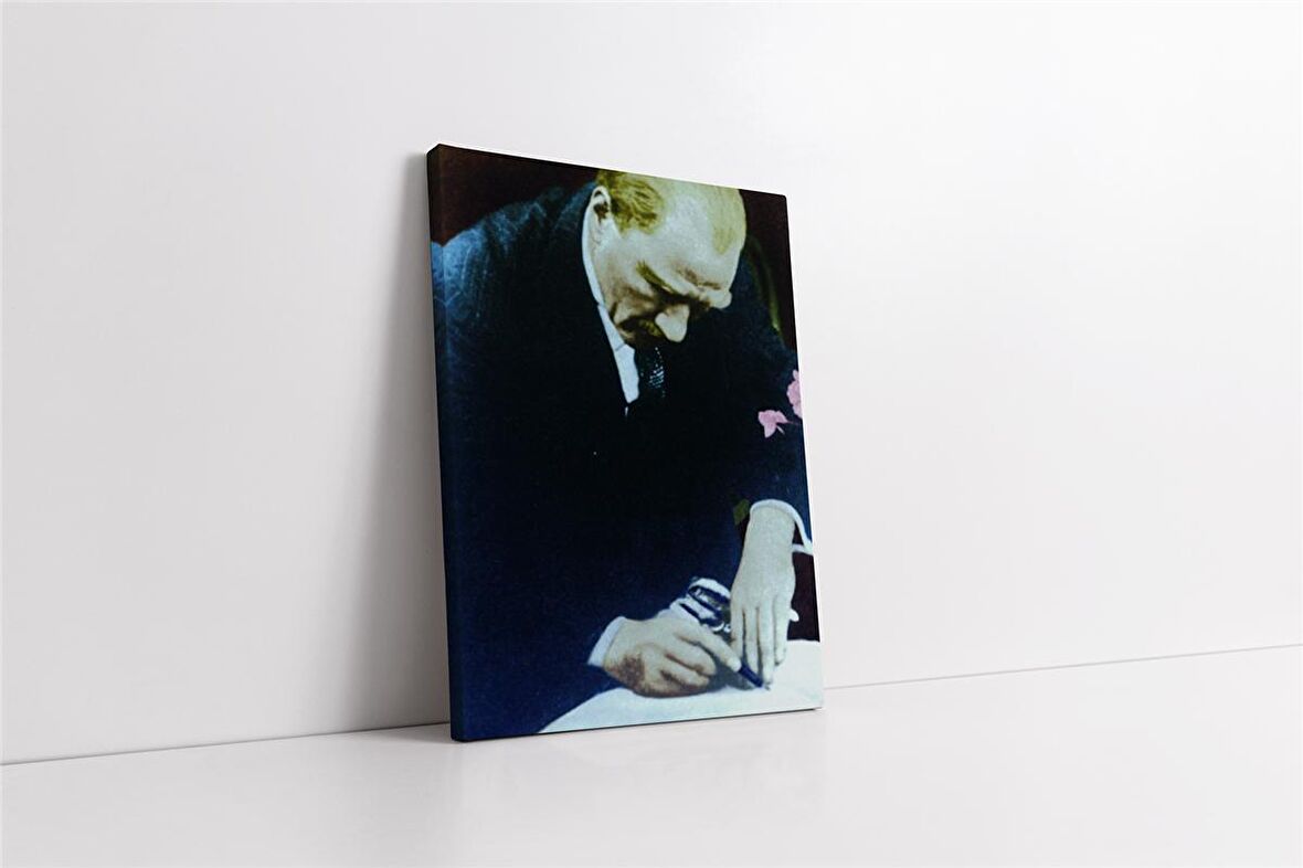 Atatürk İmza Atarken