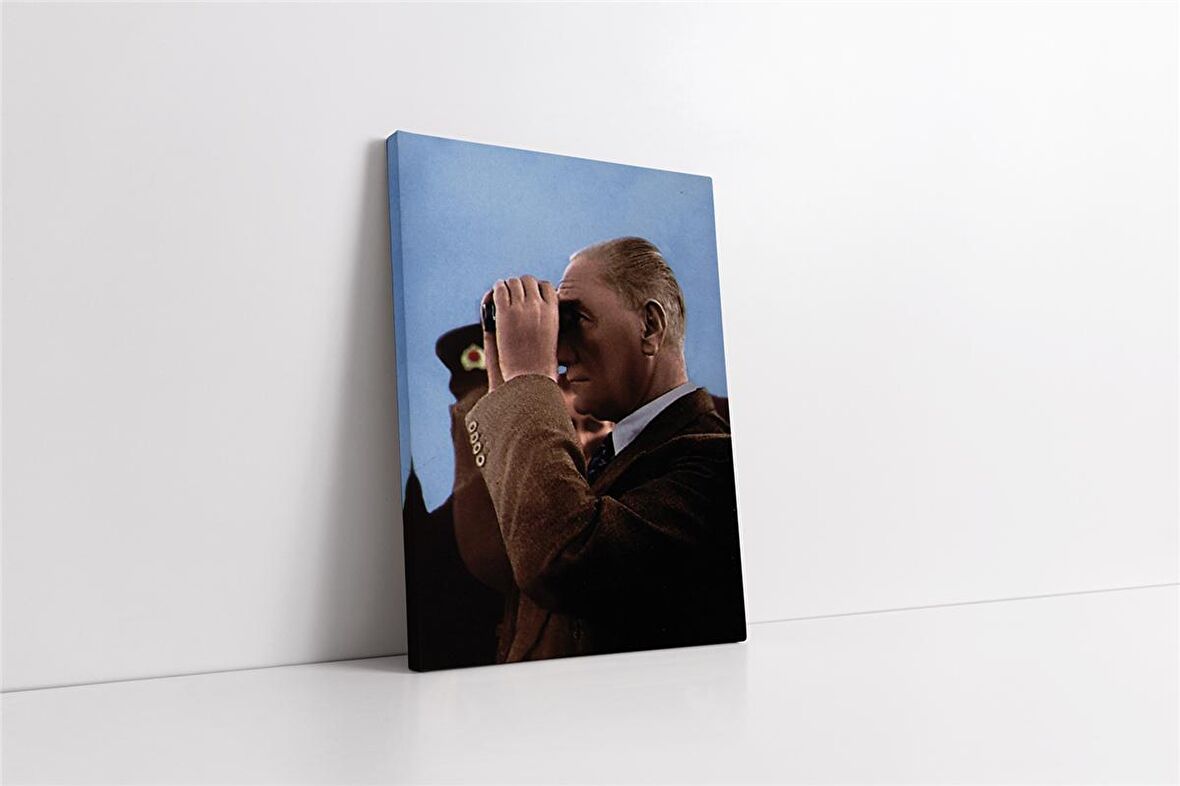 Atatürk Dürbünle Bakarken