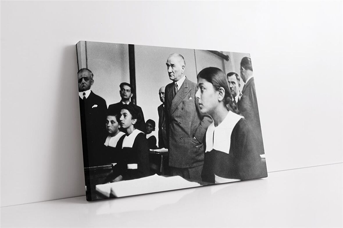 Atatürk Okulda Öğrenciler İle