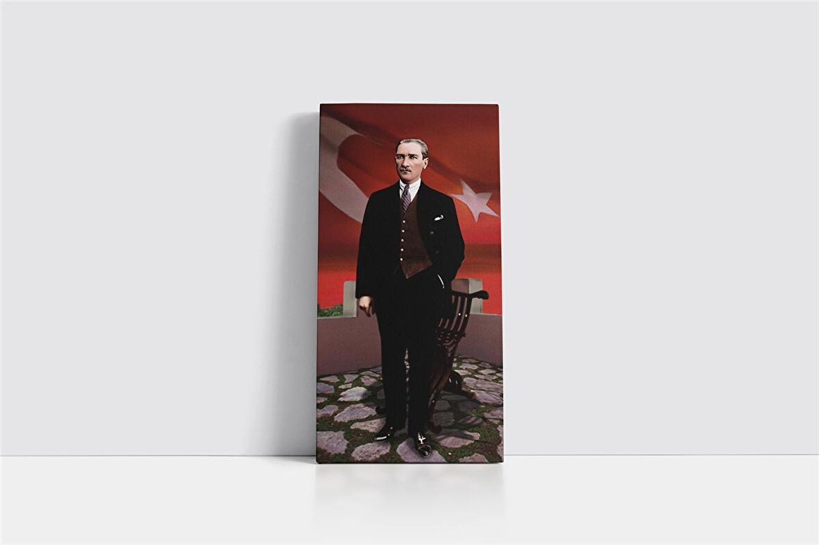 Türk Bayrağı Önünde Atatürk