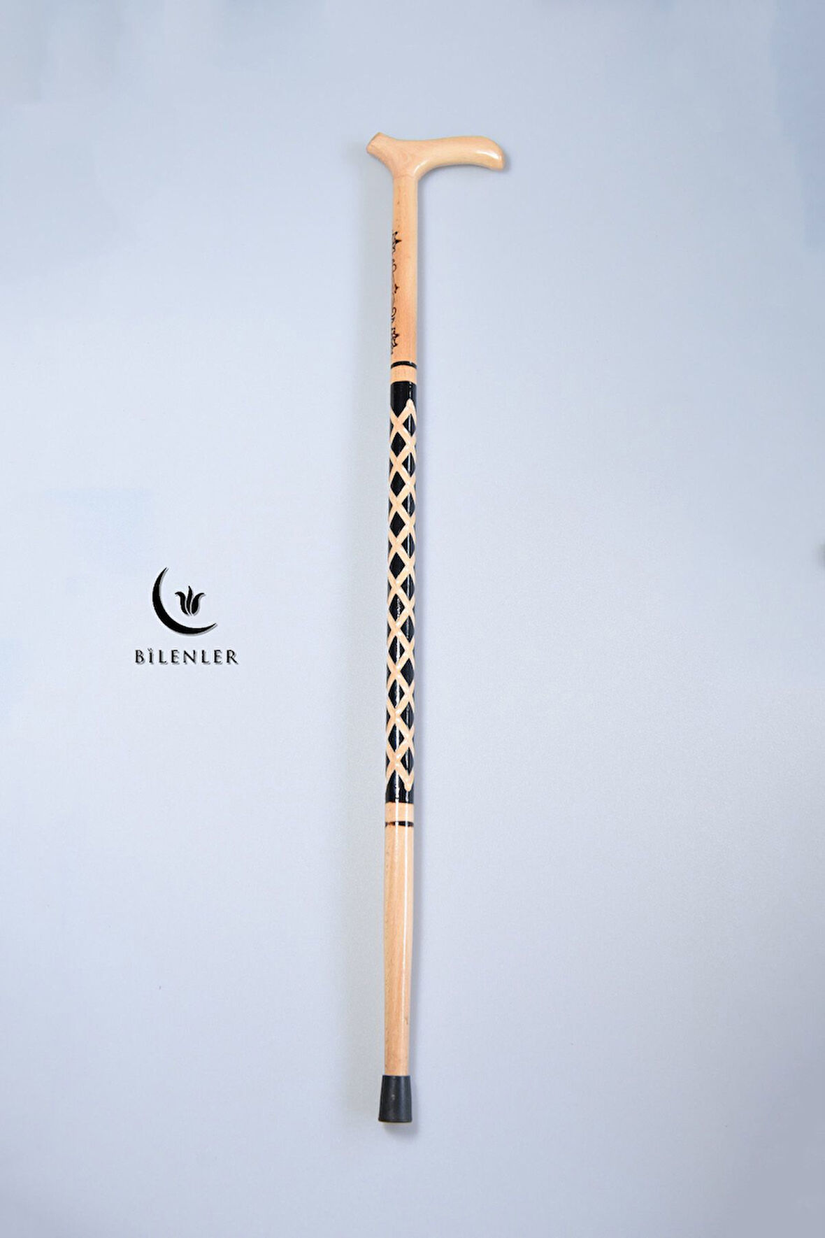 Ahşap İşçilikli Yürüme Bastonu – Zarif ve Dayanıklı (Oyması Siyah)