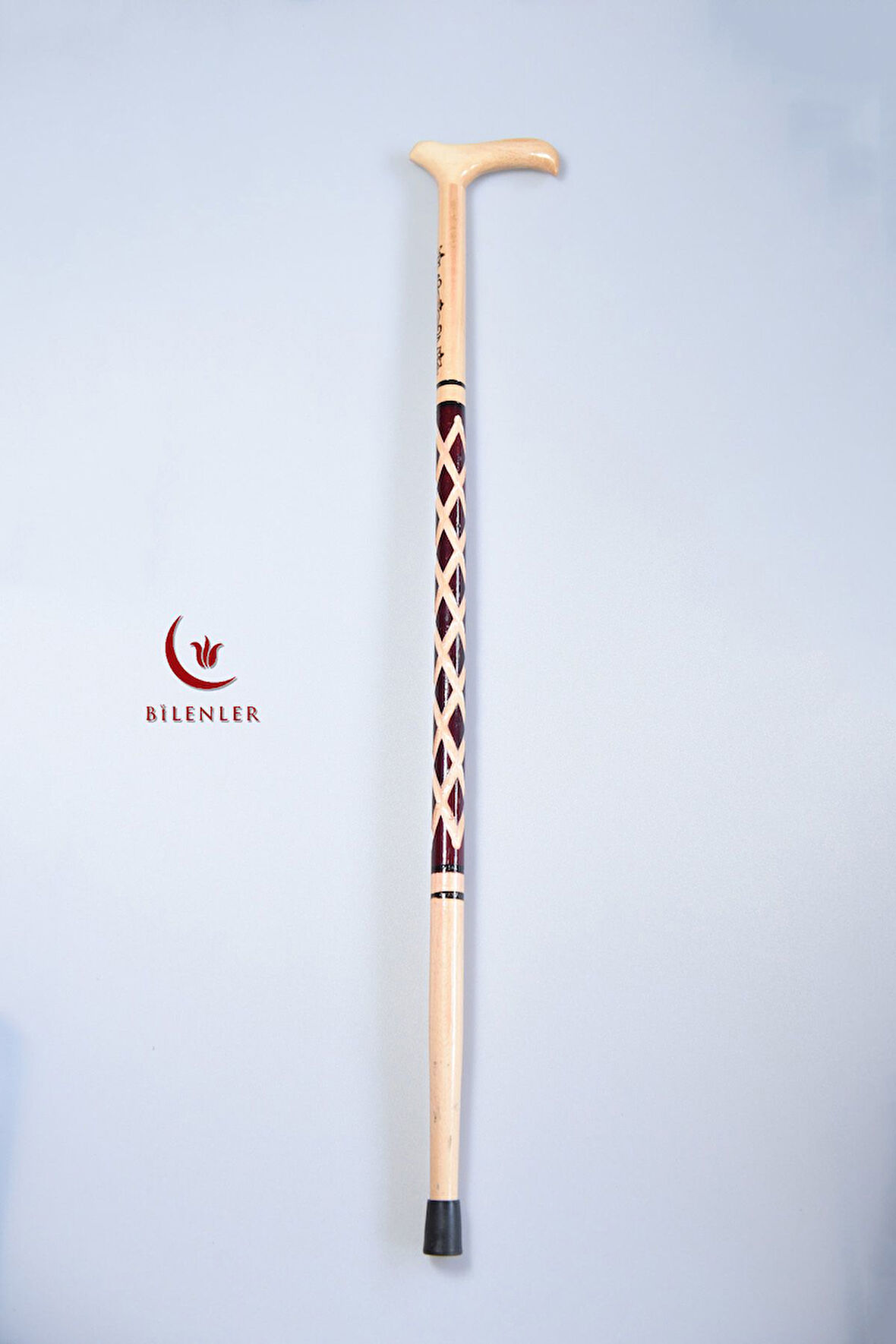 Ahşap İşçilikli Yürüme Bastonu – Zarif ve Dayanıklı (Oyması Kahverengi)