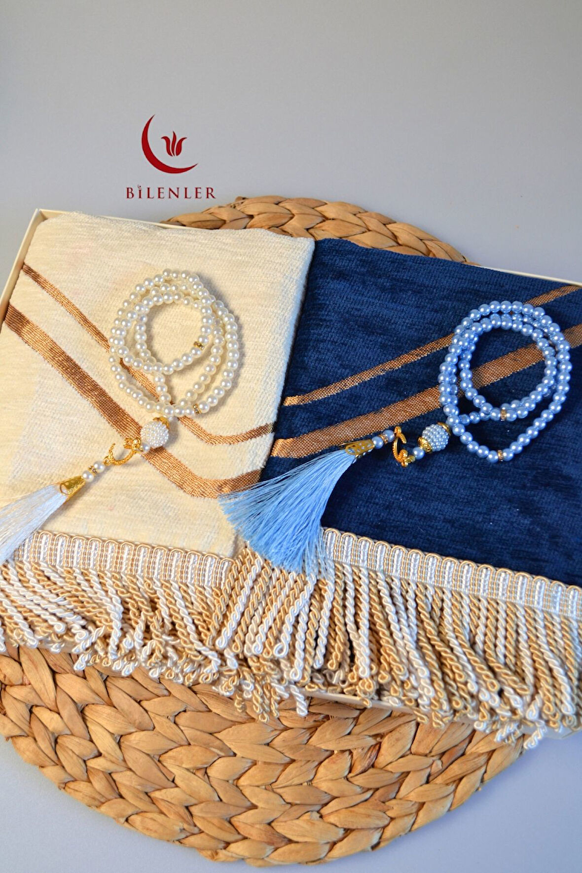 Çiftlere Özel Kalpli Kadife Eş Seccade ve Vav Detaylı İnci Tesbih Seti – Hediye Kutulu, Çeyizlik