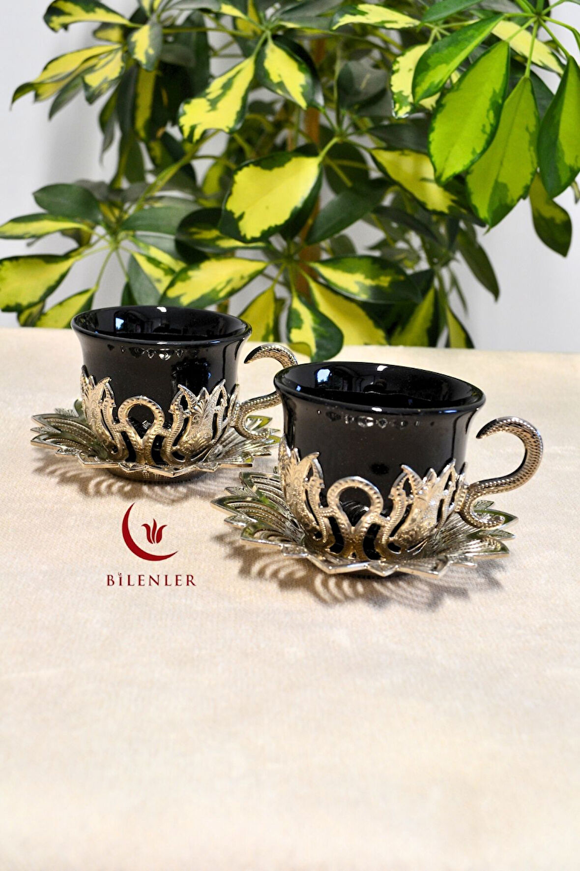 2’li Gümüş Desenli Zemzem Takımı ve Kahve Fincanı Seti | Metal Tabağı ve Fincan Altlığıyla Şık Sunum